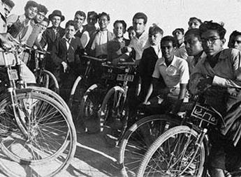 Students from "Alliance" Baghdad on a biking trip, 1939 (Beit Hatfutsot, the Visual Documentation Center; courtesy: Yaacov Zilcha, Tel Aviv).